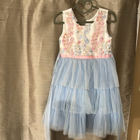 Girls dress between the size of four and five - Picture 4 of 4